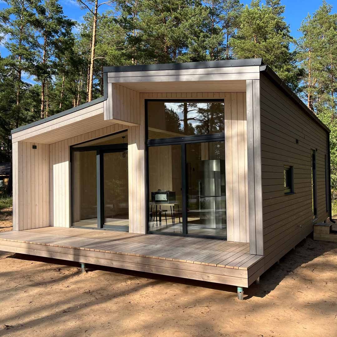 Casa modulare in legno con veranda, esterno nel bosco