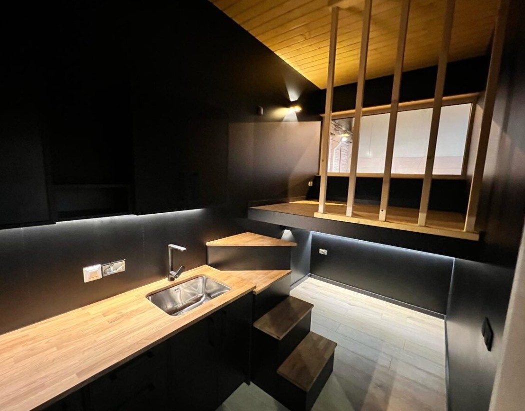 Interni di un modulo in legno con cucina, soppalco e finiture in legno